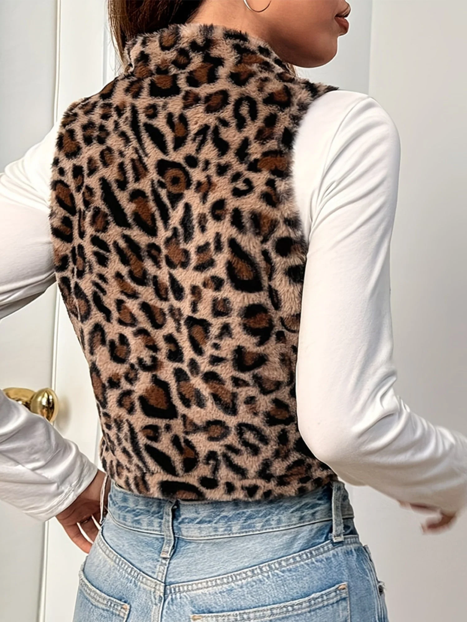 Liber Leopard Print Plush Stand-up Collar Navel Exposed Short Vest - Image 4
