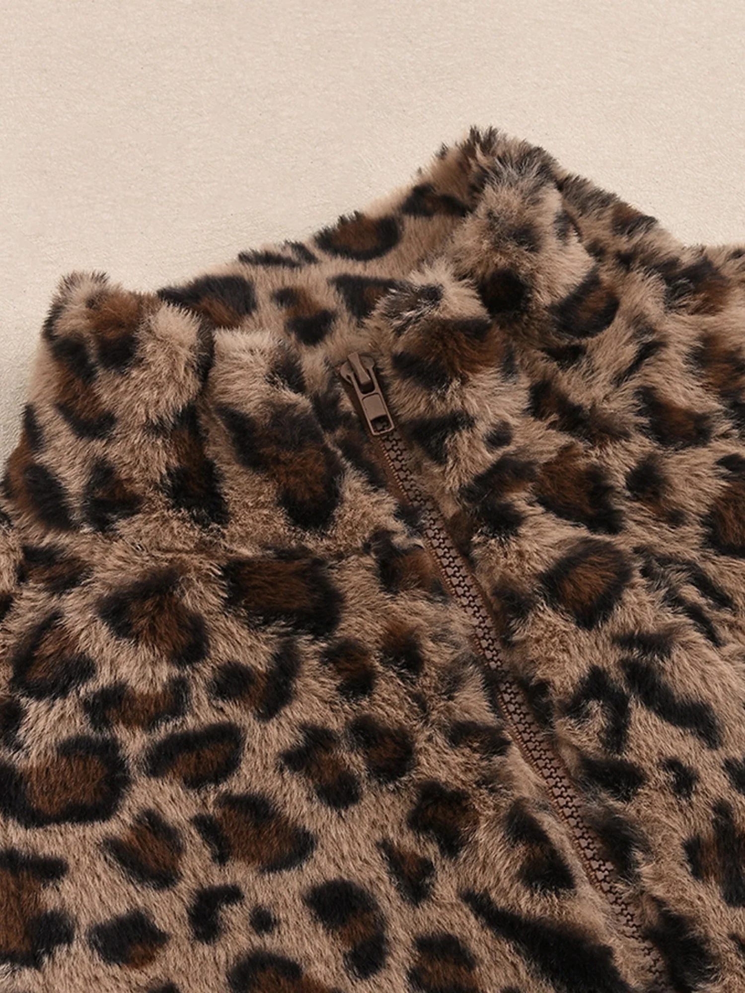 Liber Leopard Print Plush Stand-up Collar Navel Exposed Short Vest - Image 5