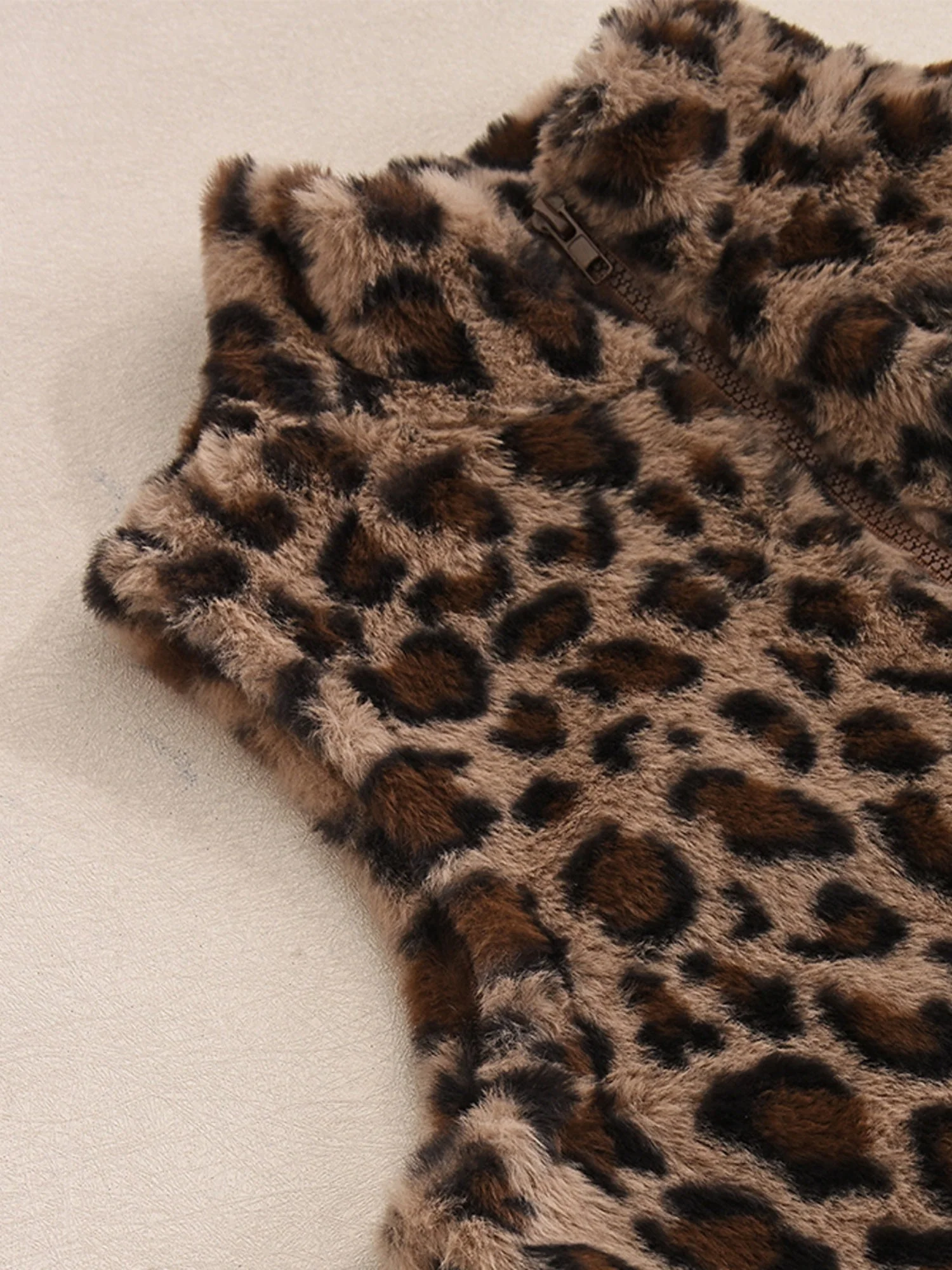 Liber Leopard Print Plush Stand-up Collar Navel Exposed Short Vest - Image 6