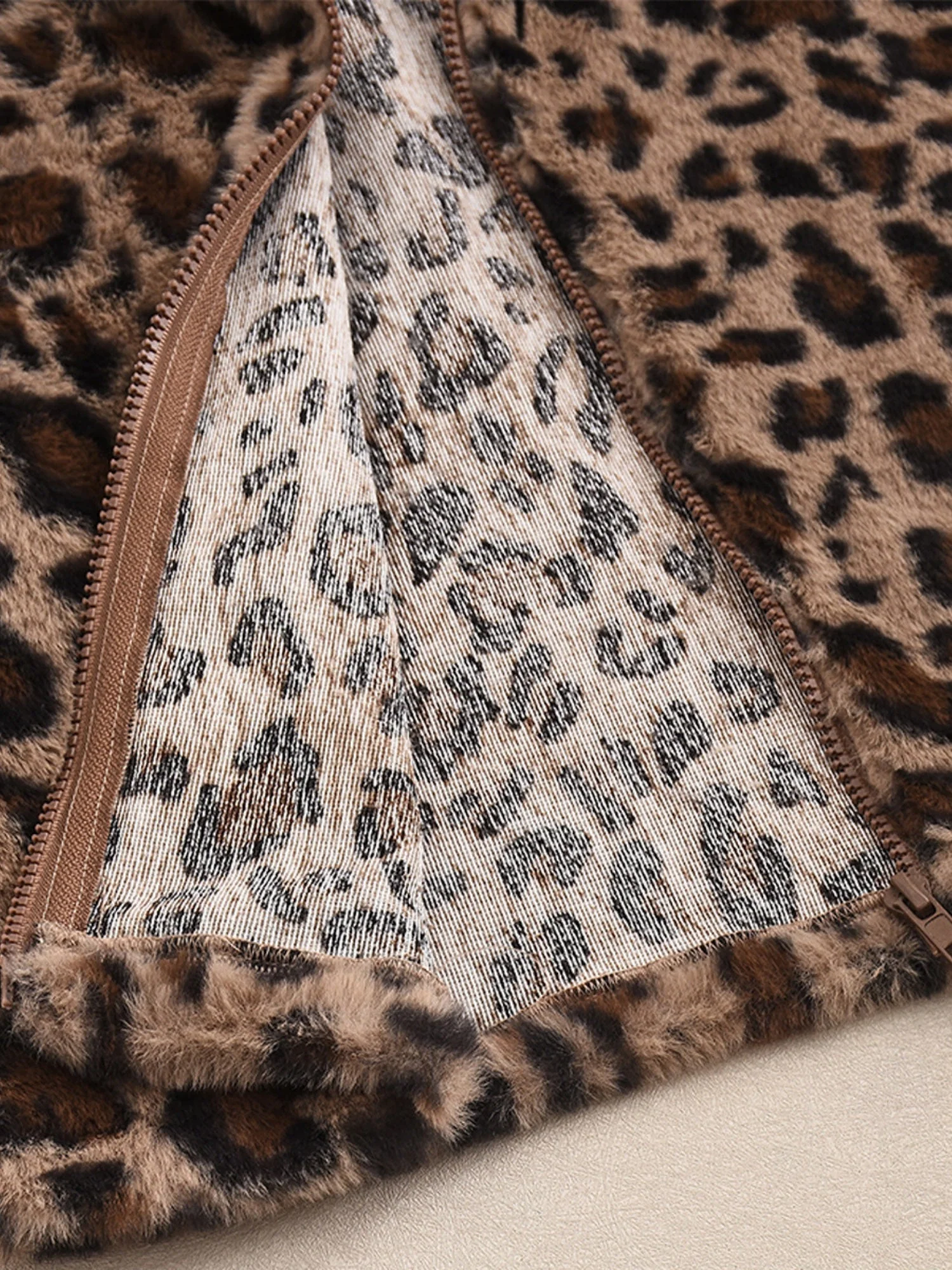 Liber Leopard Print Plush Stand-up Collar Navel Exposed Short Vest - Image 7