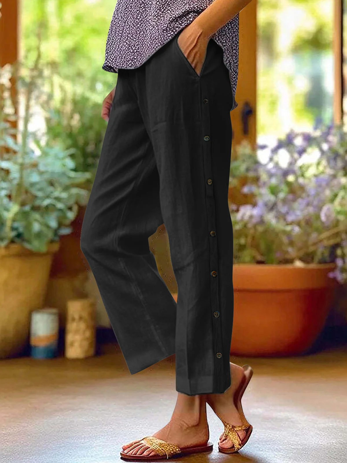 Breathable Cotton And Linen Cropped Trousers With Decorative Side Seams, Side Pockets, And A High Waist. - Image 3