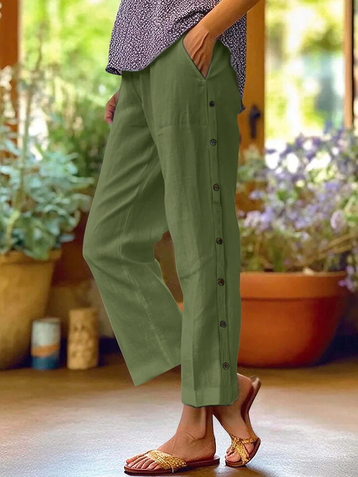 Breathable Cotton And Linen Cropped Trousers With Decorative Side Seams, Side Pockets, And A High Waist. - Image 7