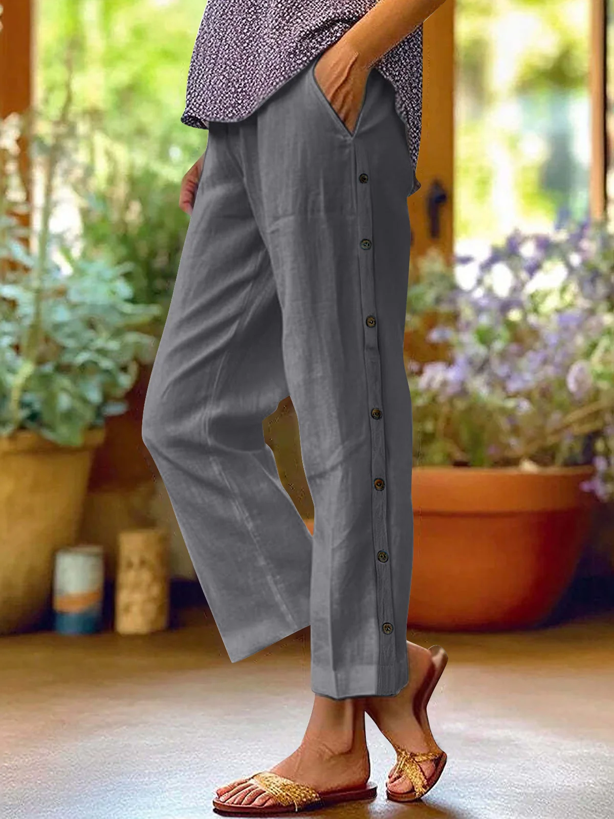 Breathable Cotton And Linen Cropped Trousers With Decorative Side Seams, Side Pockets, And A High Waist. - Image 9