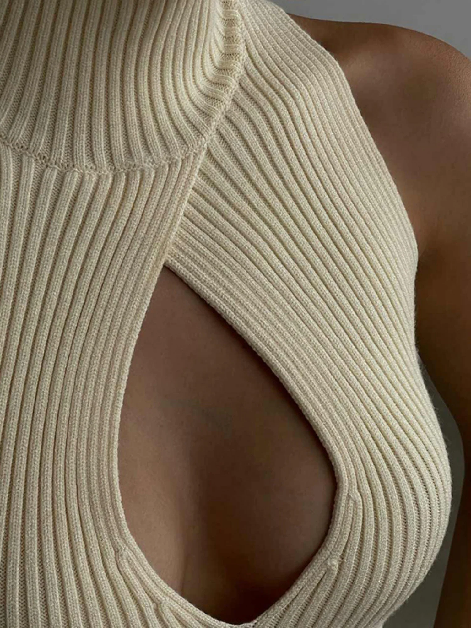 High-necked Sleeveless Openwork Chest Knitted Rib Cropped Vest - Image 3