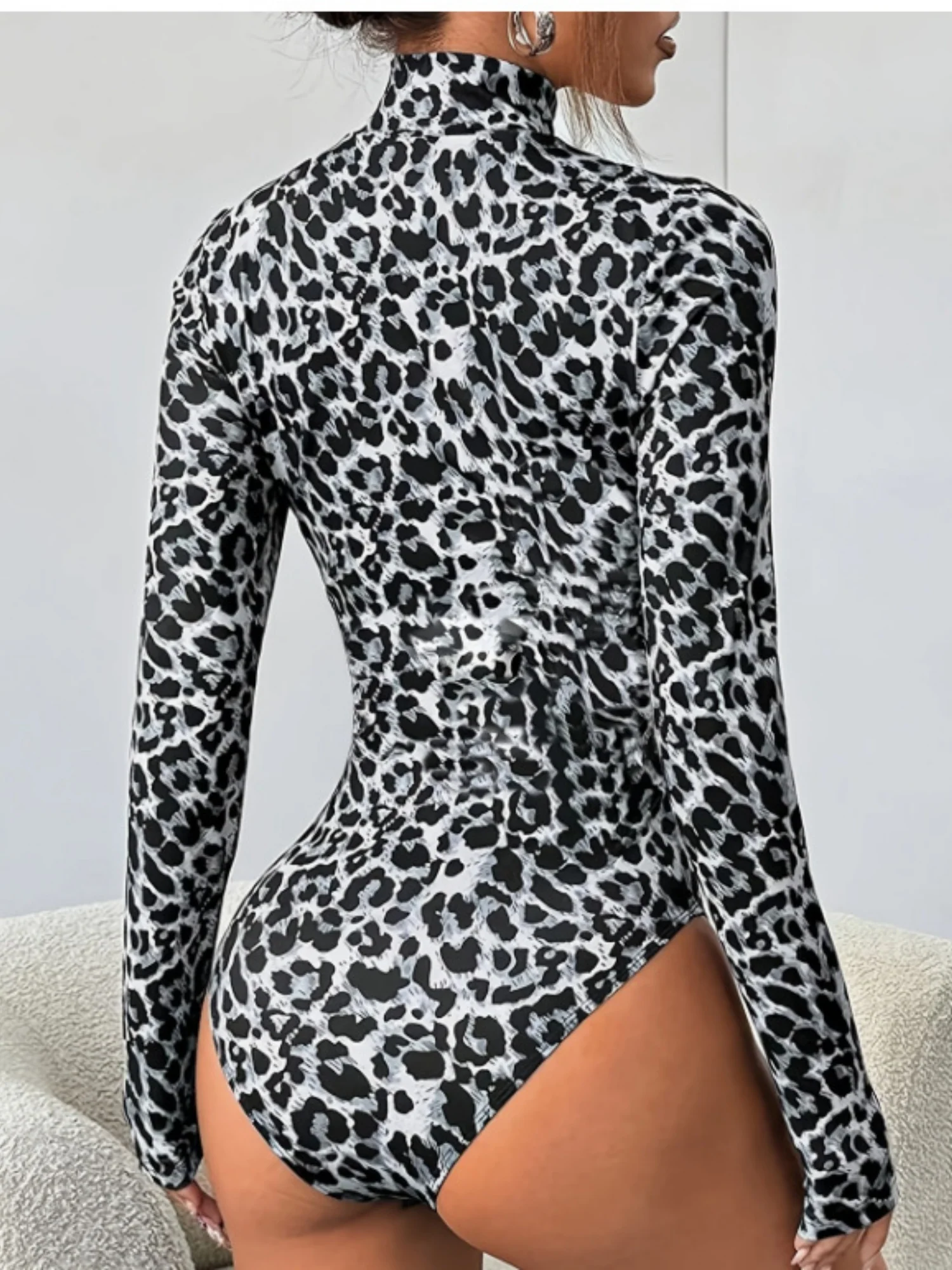 Leopard Print High-necked Long-sleeved Bodysuits - Image 2