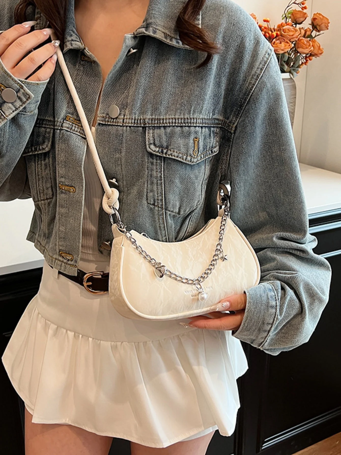 Heart-shaped Metal Chain Crossbody Bag - Image 10