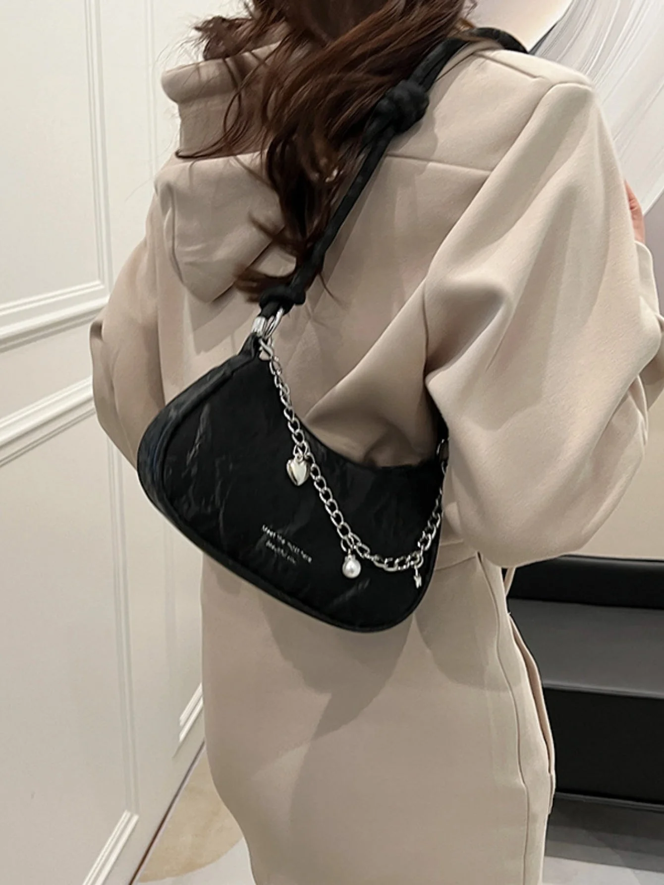 Heart-shaped Metal Chain Crossbody Bag - Image 9