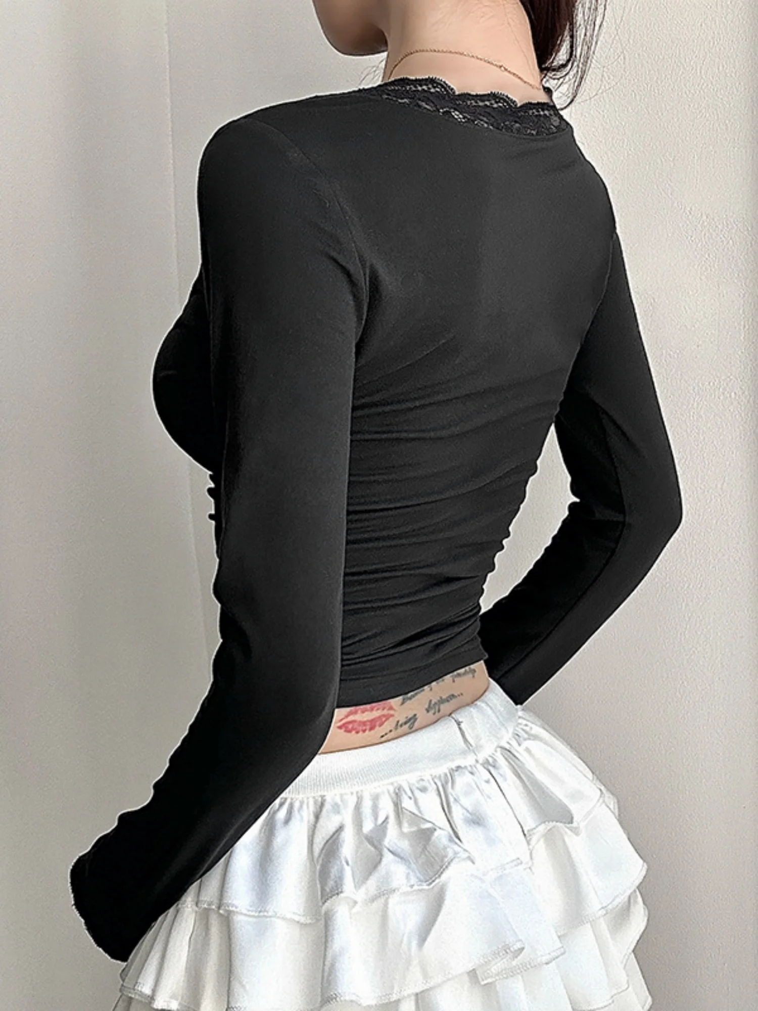 Lace Trim V-neck Long Sleeve Slimming Crop Top - Image 2