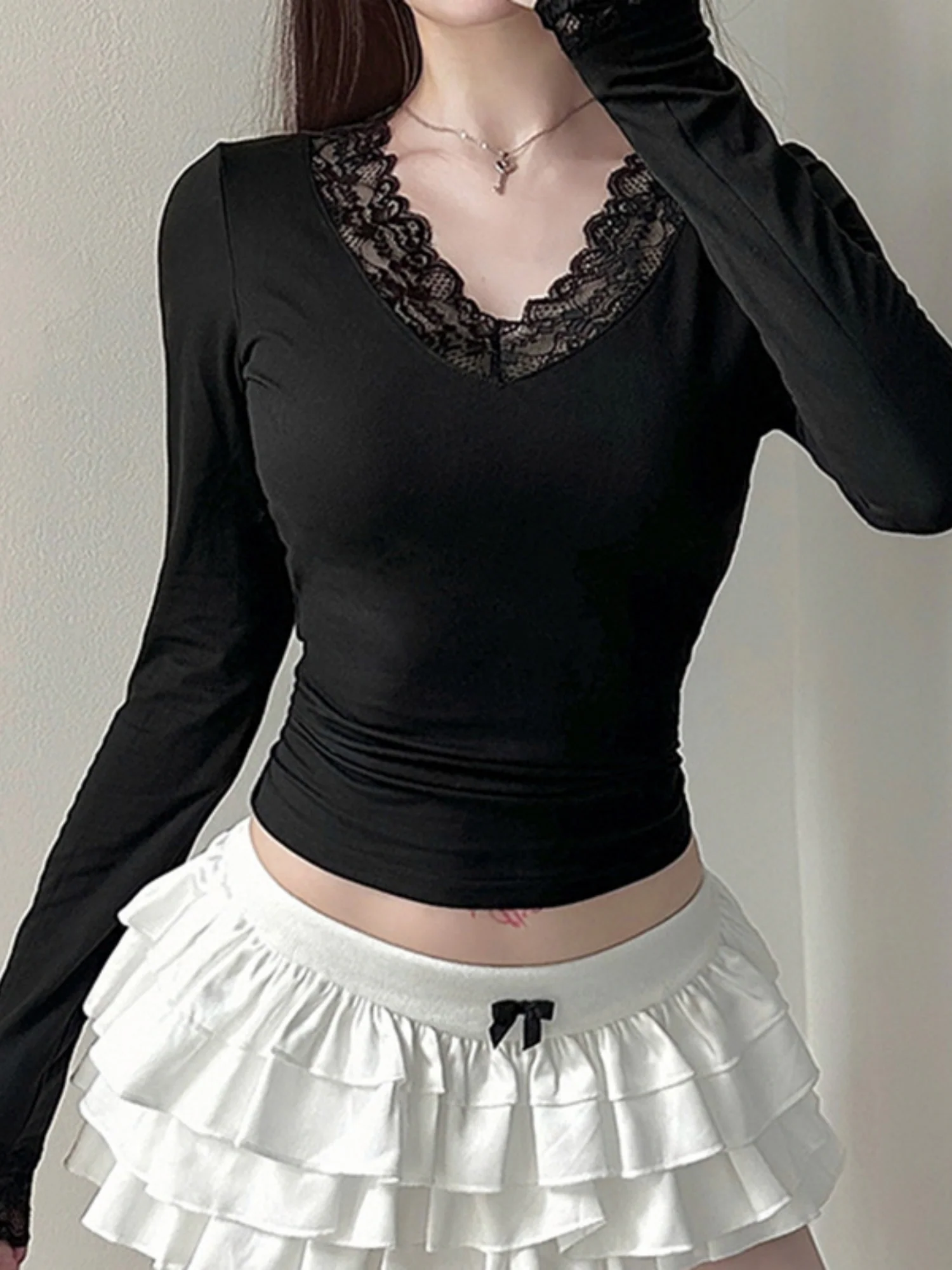 Lace Trim V-neck Long Sleeve Slimming Crop Top - Image 5