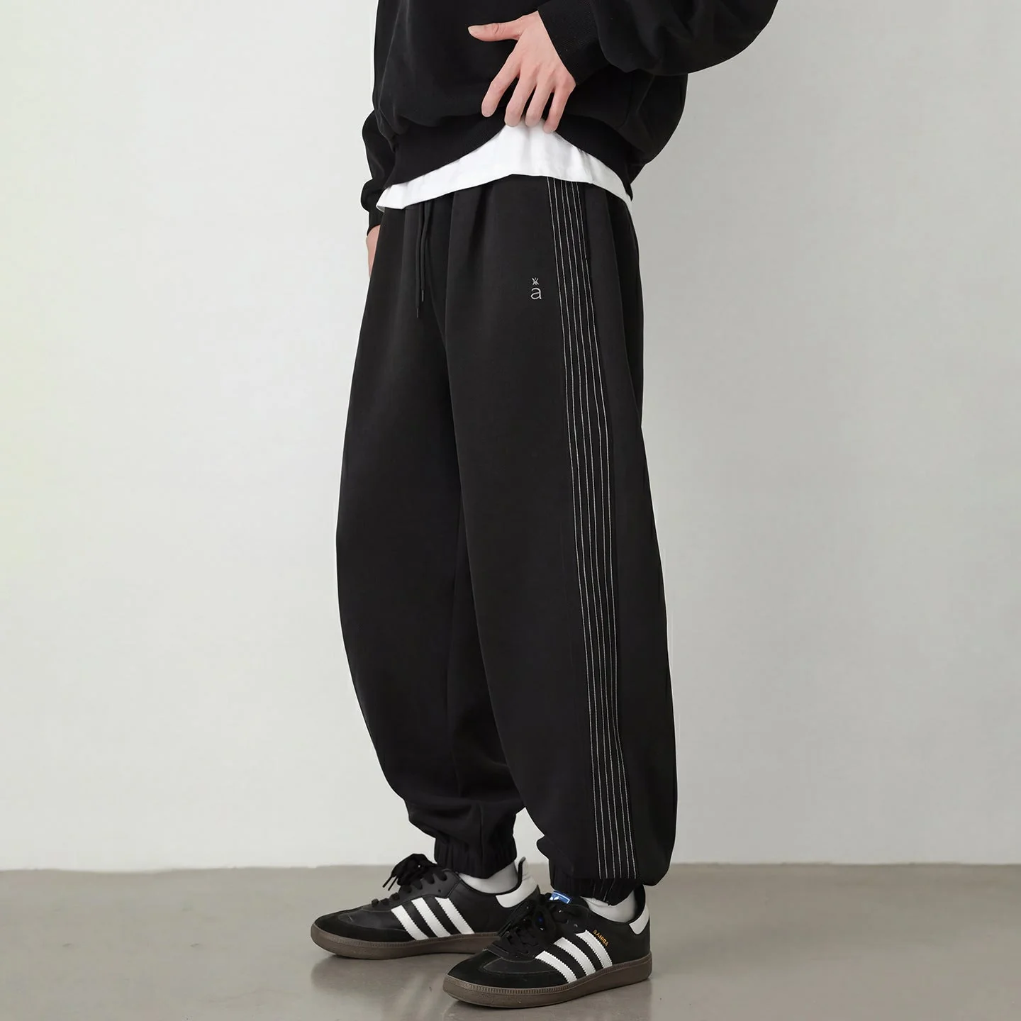 Color-blocked Loose-fit Foot Binding Sweatpants - Image 5