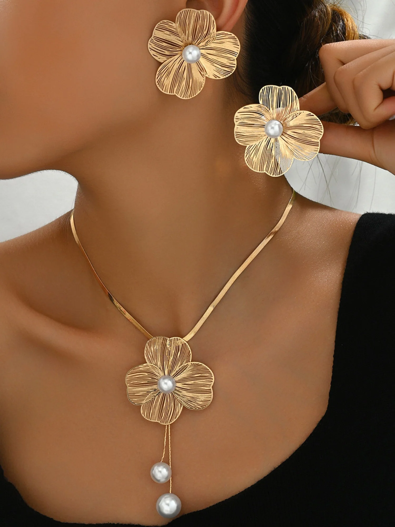 Flowers Inlaid With Pearls Necklace And Earrings Jewelry Sets