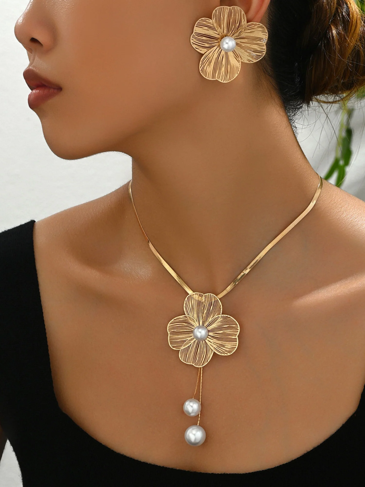 Flowers Inlaid With Pearls Necklace And Earrings Jewelry Sets - Image 2