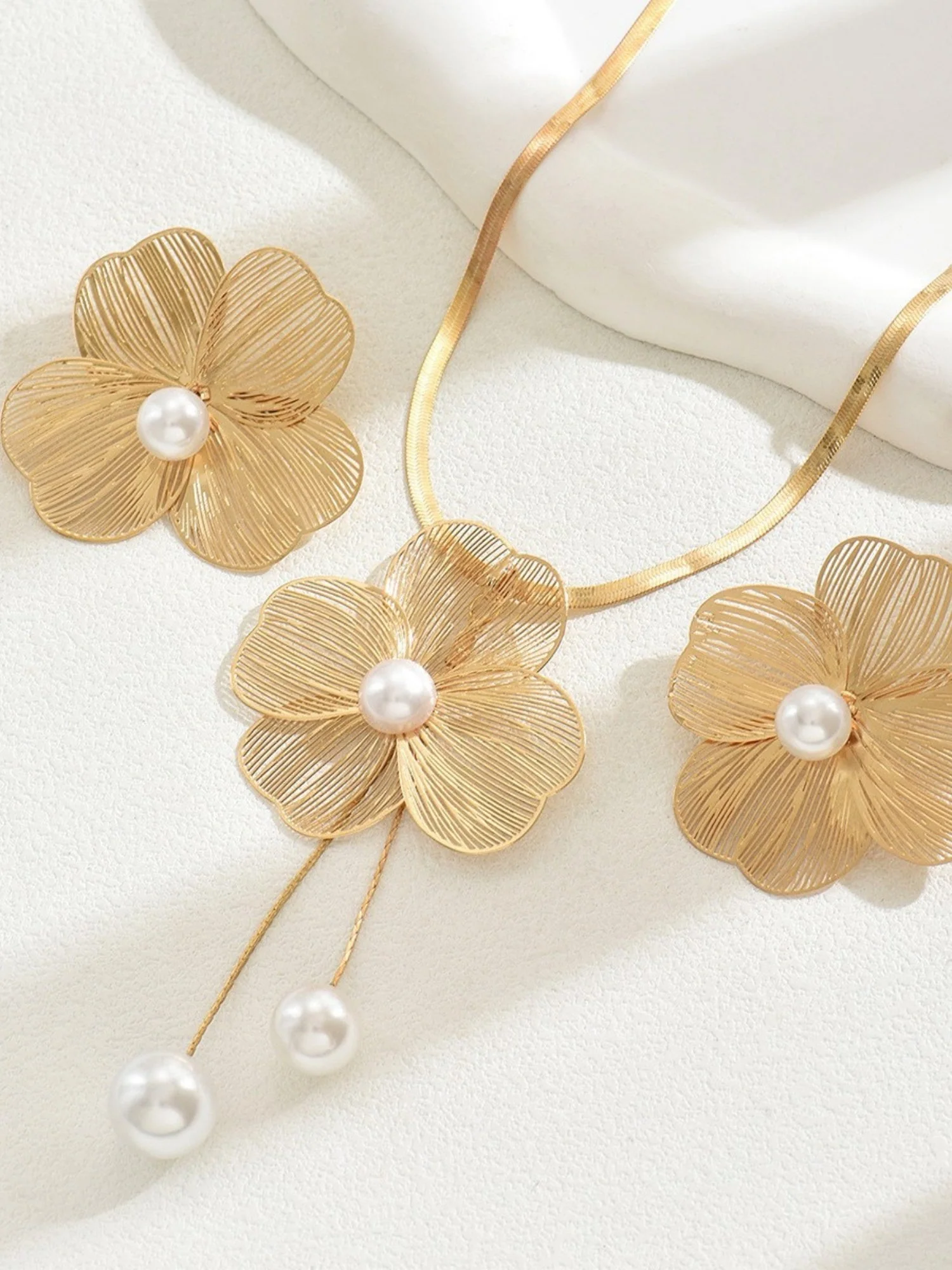 Flowers Inlaid With Pearls Necklace And Earrings Jewelry Sets - Image 3