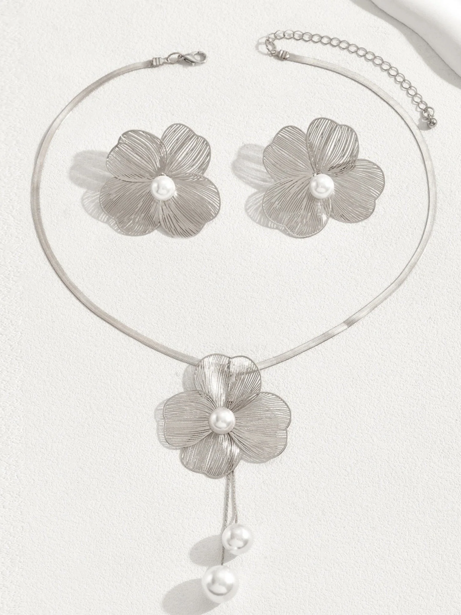 Flowers Inlaid With Pearls Necklace And Earrings Jewelry Sets - Image 5