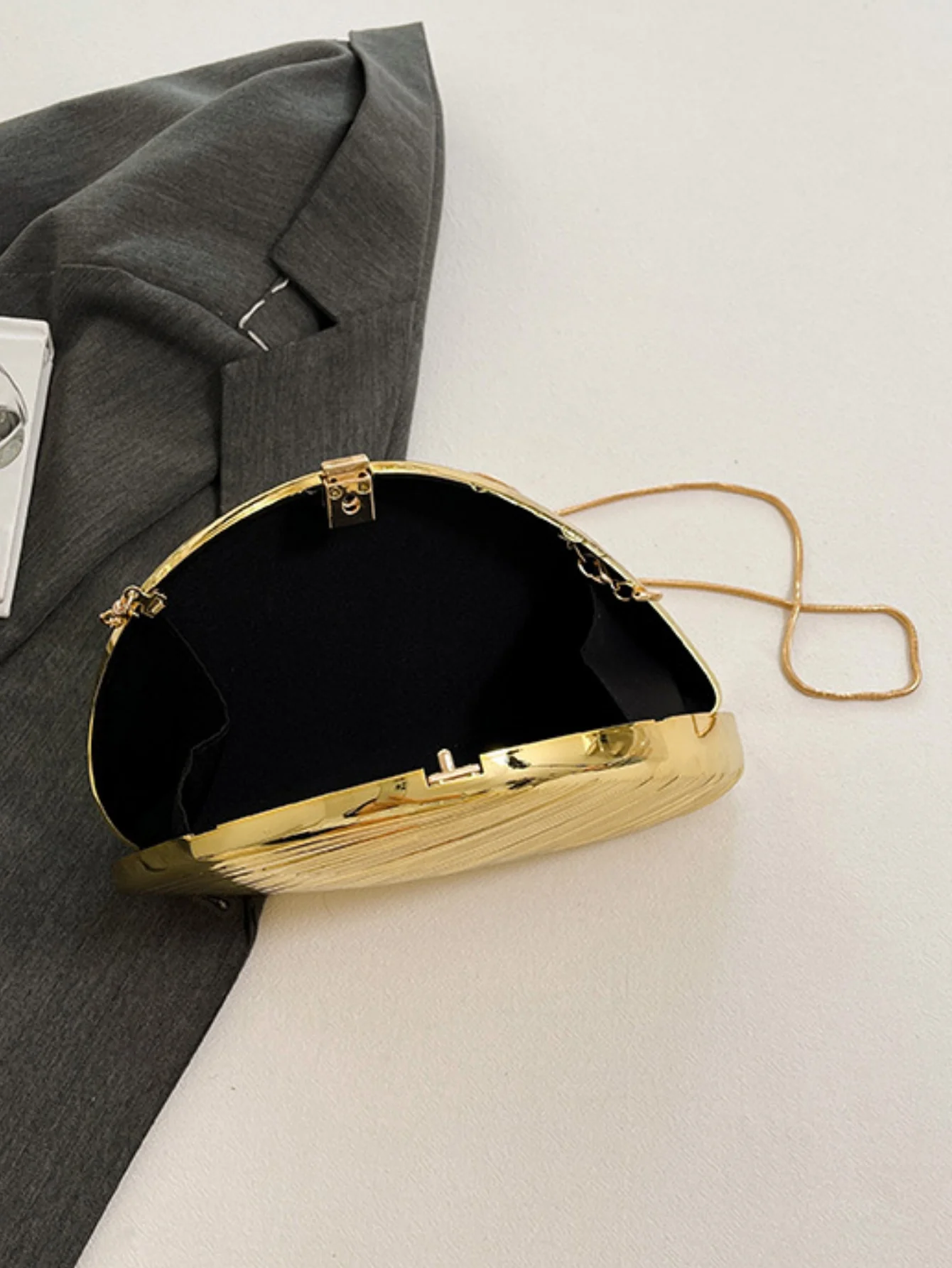 Creative Seashell Acrylic Evening Bag - Image 7