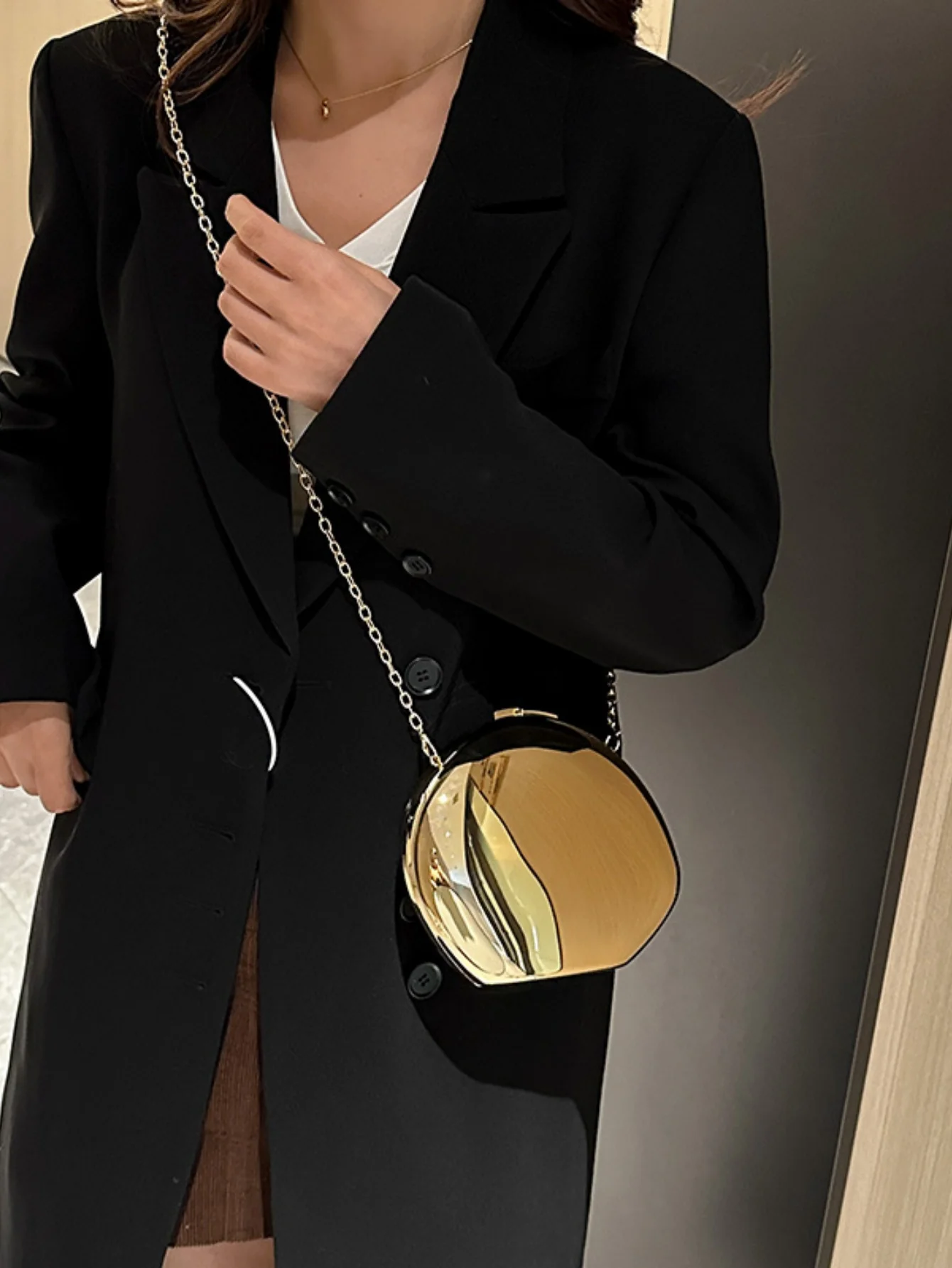 Oval Acrylic Seashell Evening Crossbody Bag - Image 10