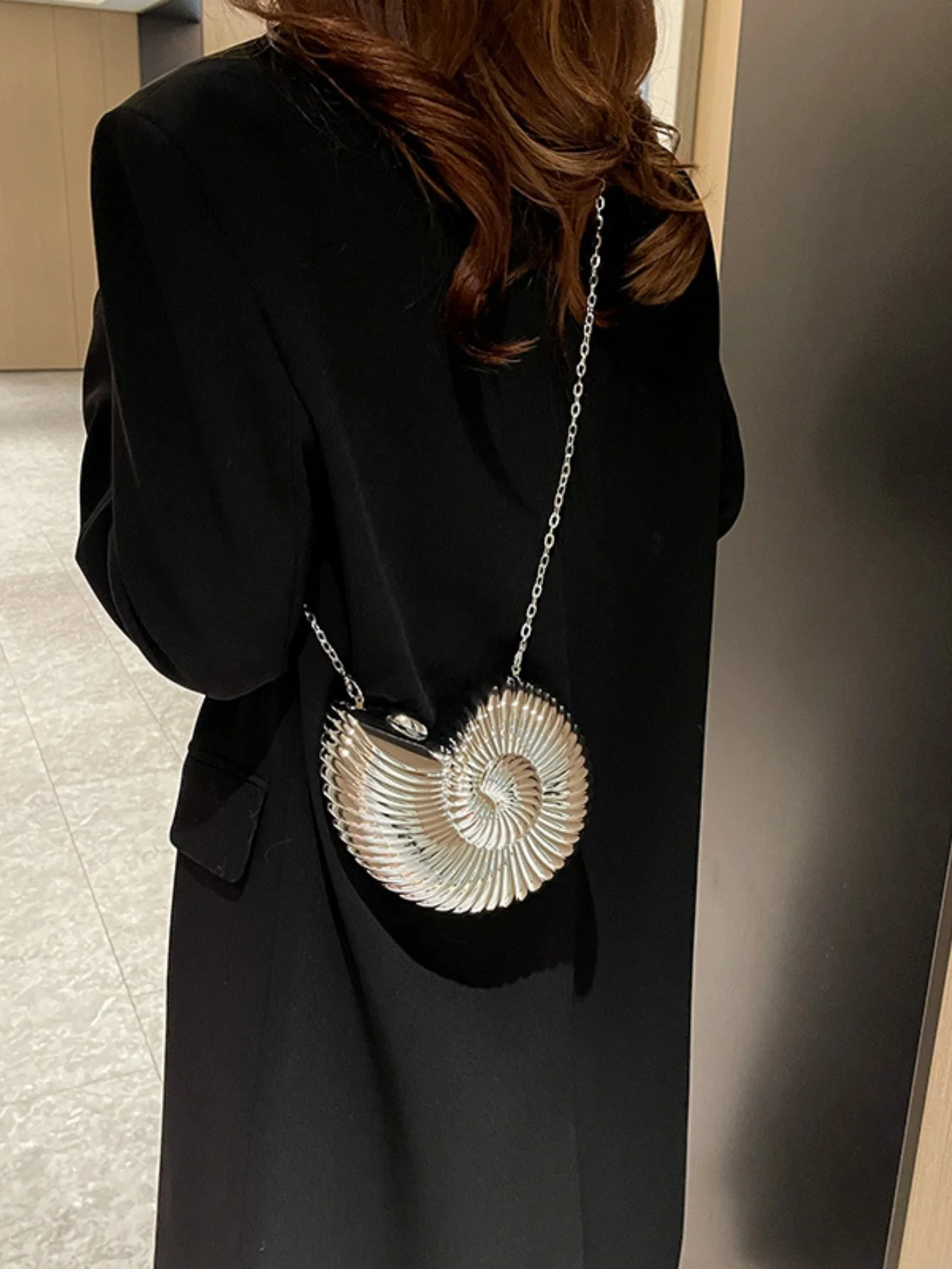 Design-conscious Seashell Acrylic Crossbody Bag - Image 10