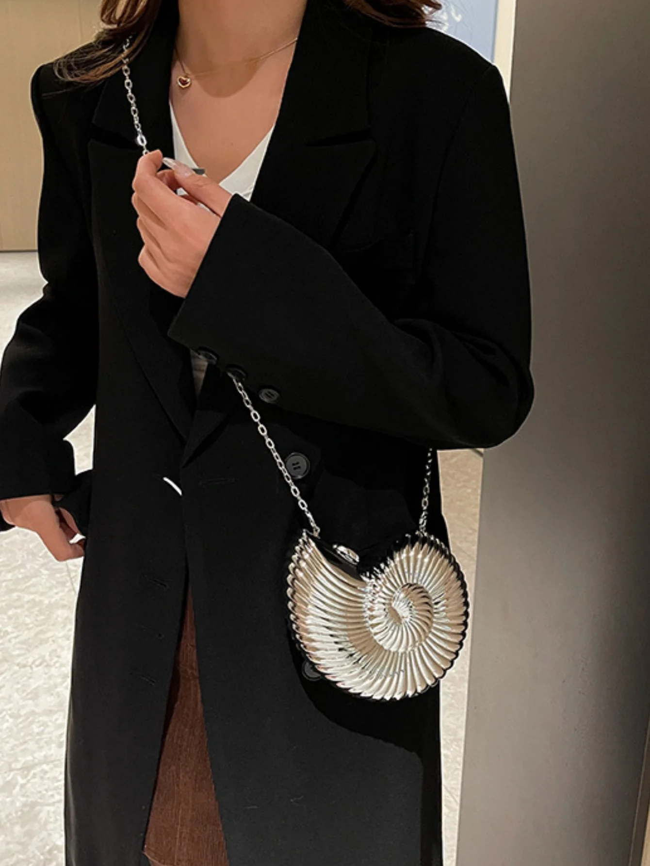Design-conscious Seashell Acrylic Crossbody Bag - Image 11