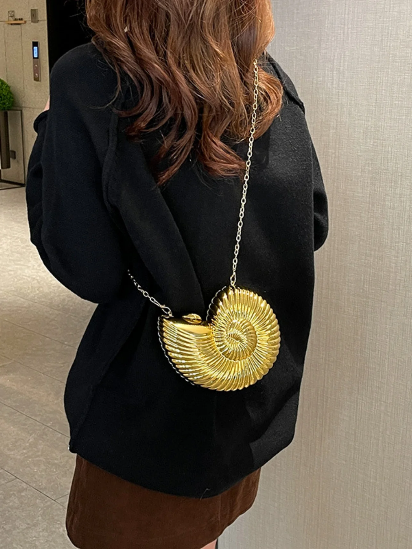 Design-conscious Seashell Acrylic Crossbody Bag - Image 3
