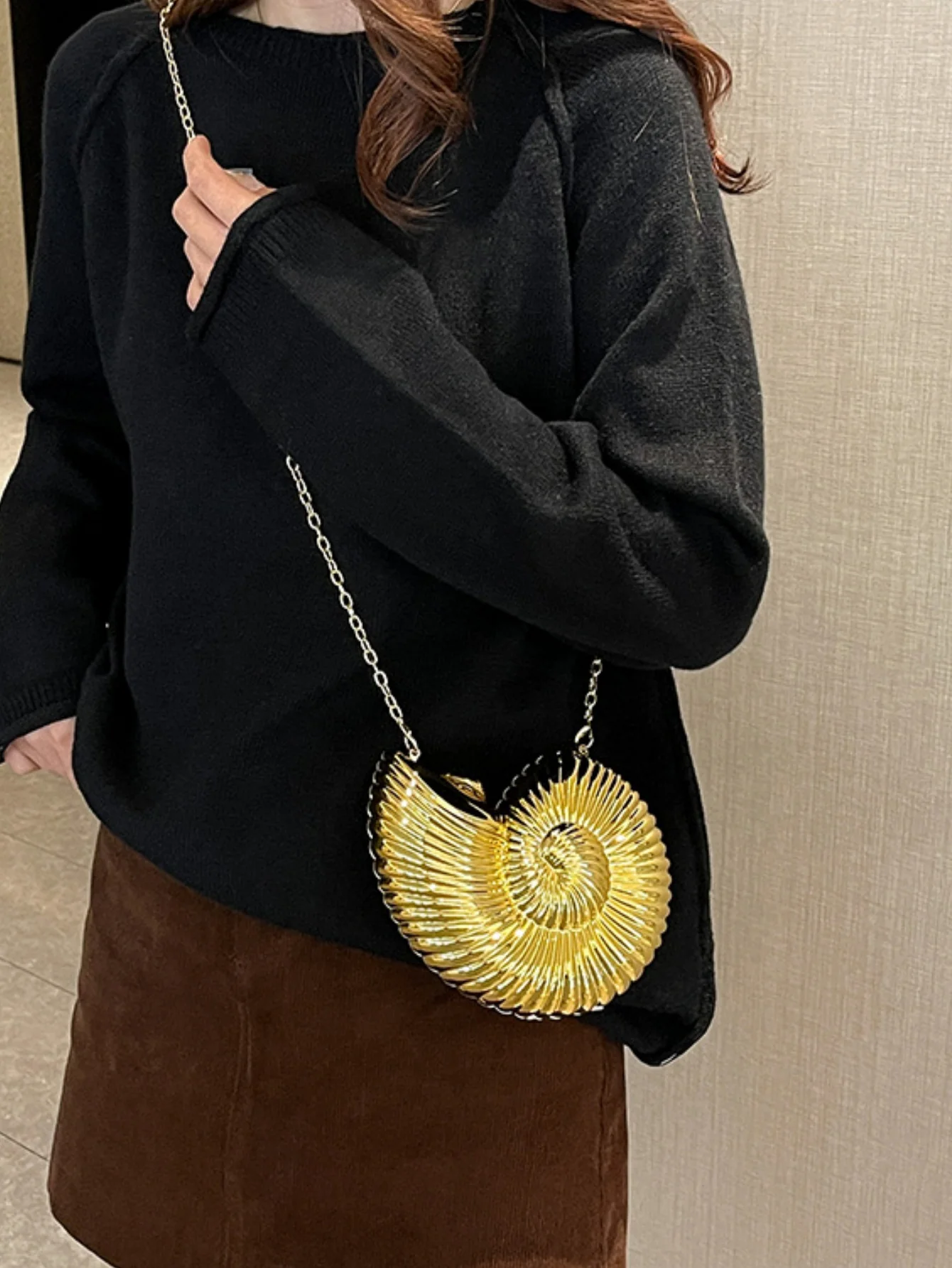 Design-conscious Seashell Acrylic Crossbody Bag - Image 4