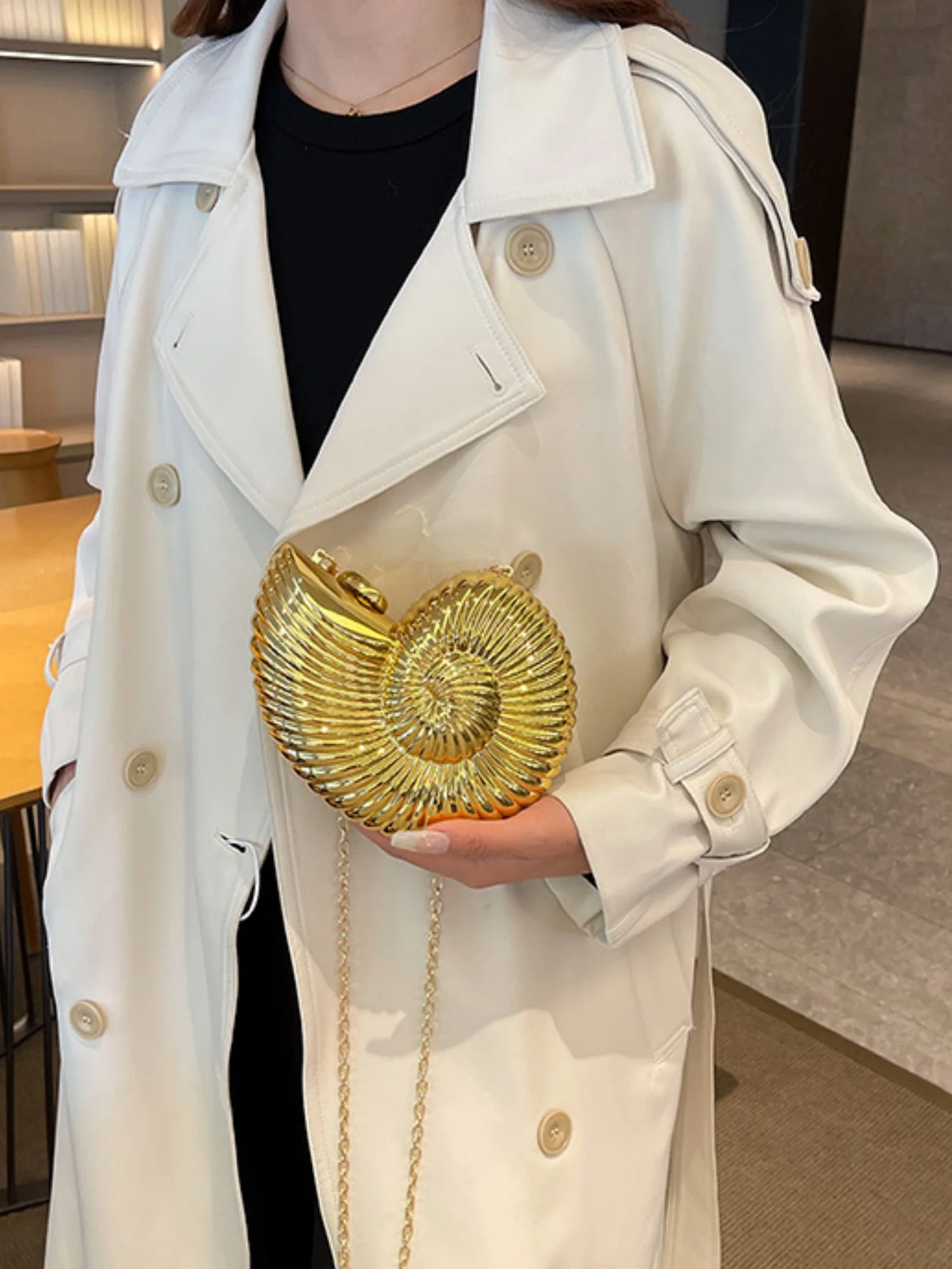 Design-conscious Seashell Acrylic Crossbody Bag - Image 5