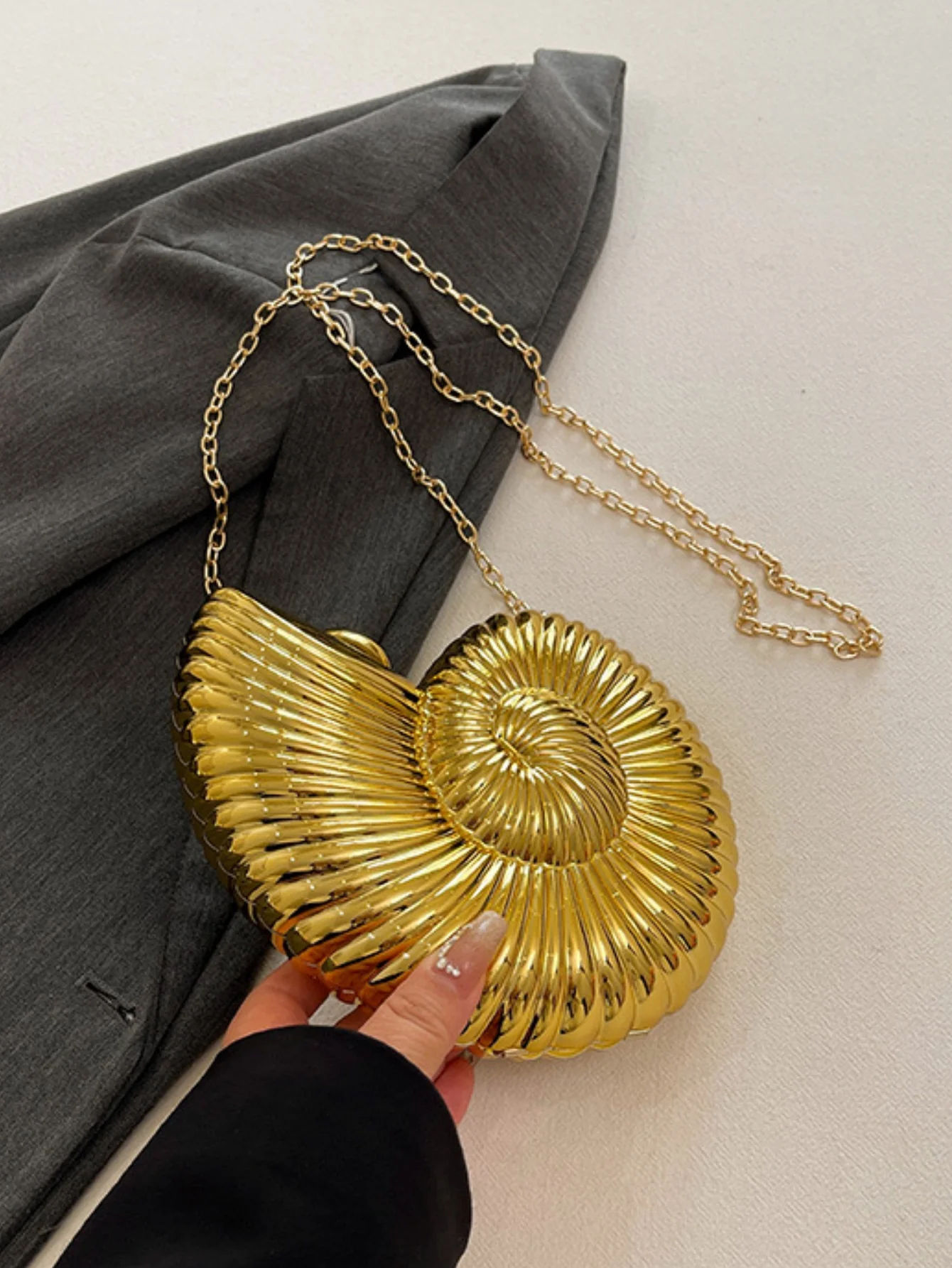 Design-conscious Seashell Acrylic Crossbody Bag - Image 6