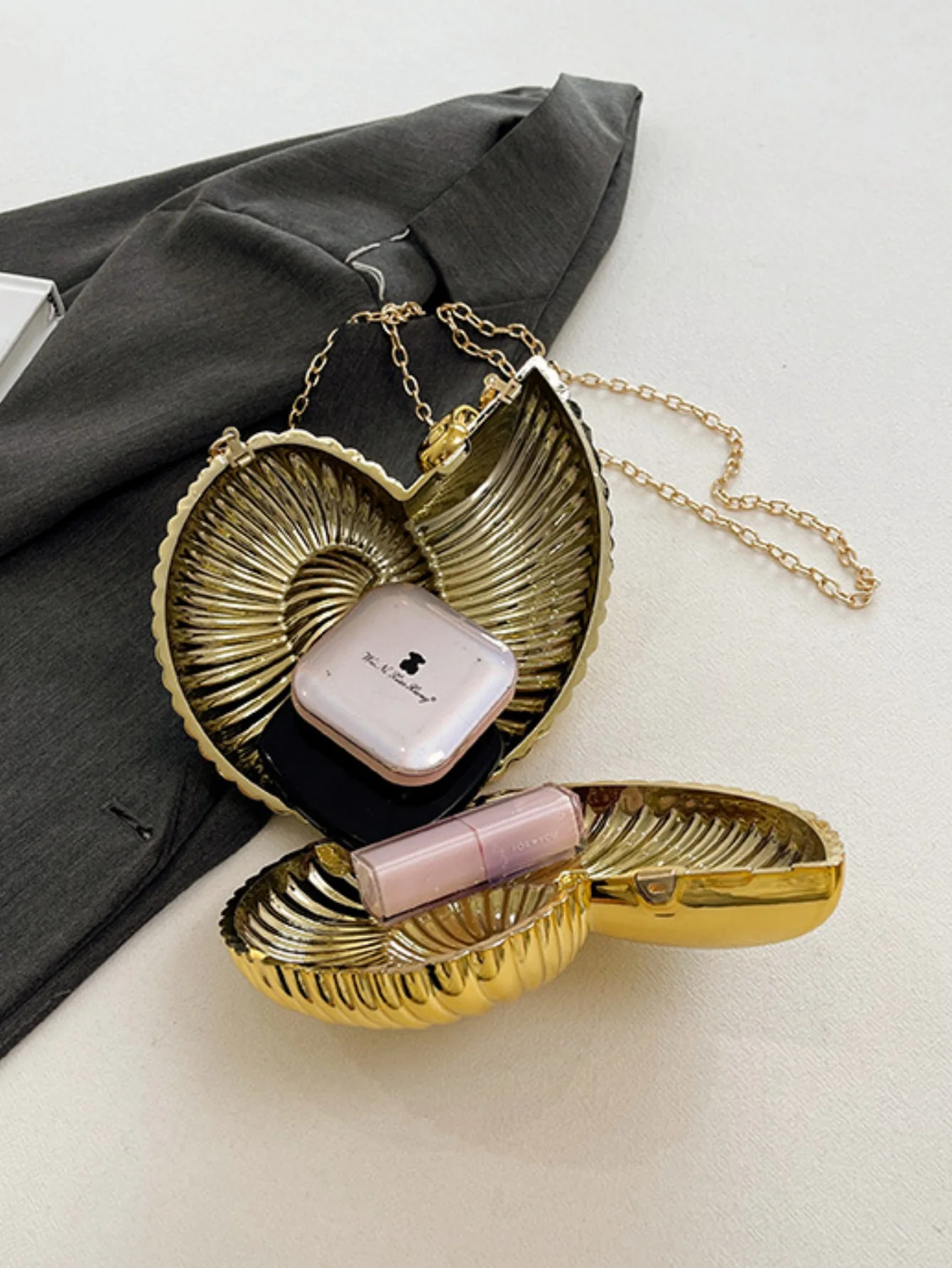 Design-conscious Seashell Acrylic Crossbody Bag - Image 9