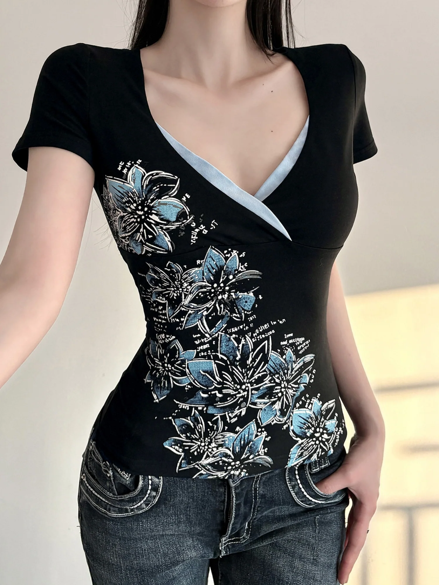 Printed Color-blocked V-neck Slim Fit Long-sleeved T-shirt - Image 4