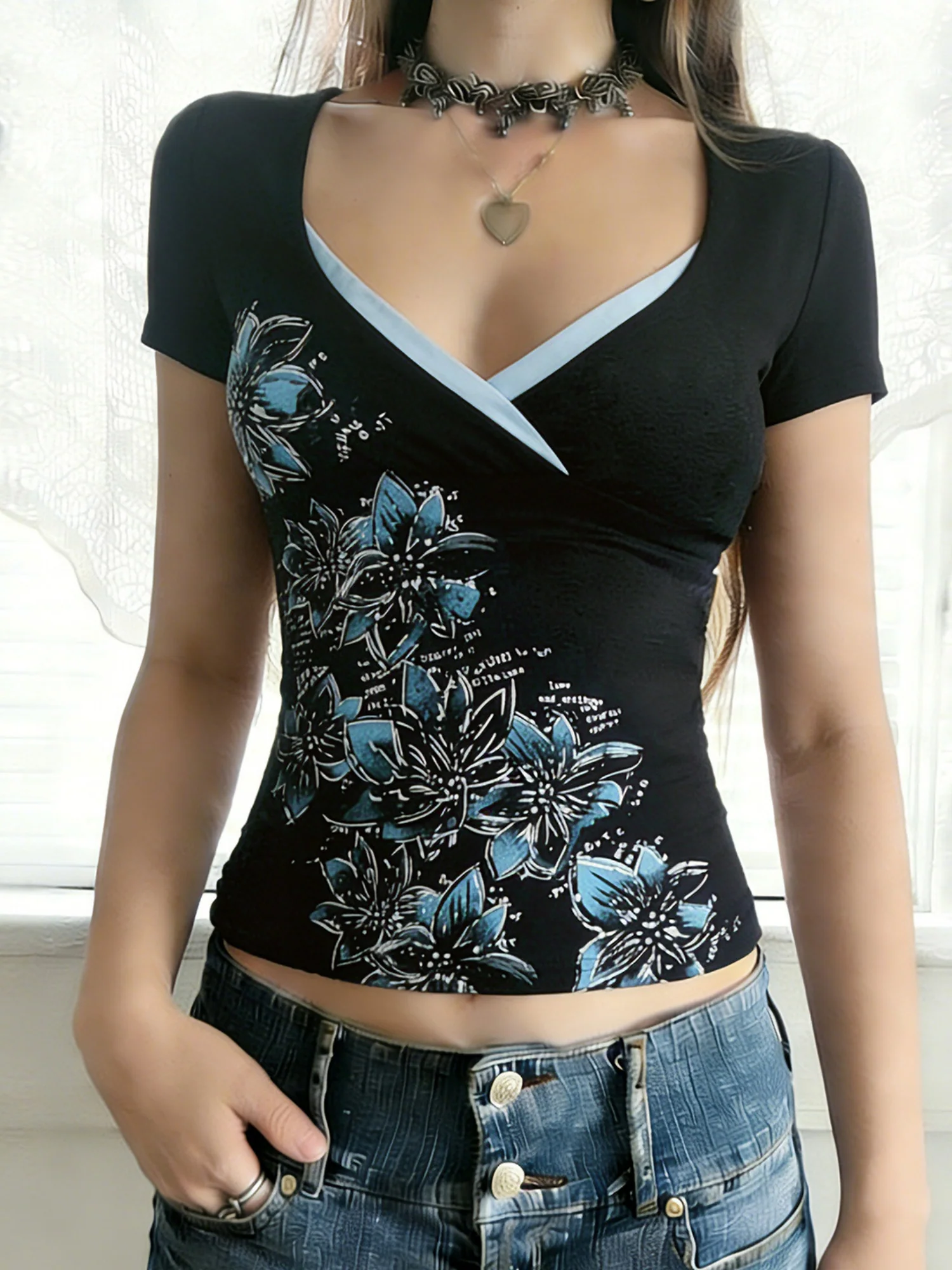 Printed Color-blocked V-neck Slim Fit Long-sleeved T-shirt - Image 5