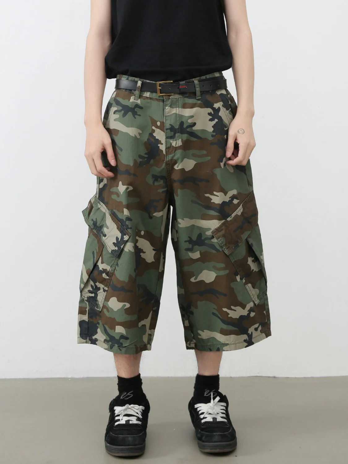 Multiple Pockets Camouflage Denim Tooling Shorts