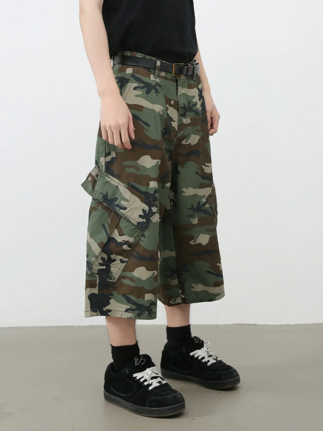 Multiple Pockets Camouflage Denim Tooling Shorts - Image 2